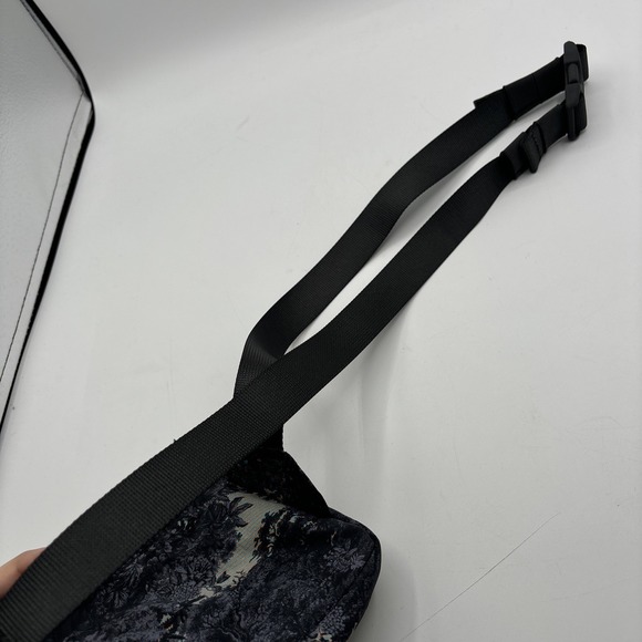 LULULEMON ATHLETICA | Mini belt bag in Psychedelic Toile Peri Purple Multi READ - Picture 10 of 16